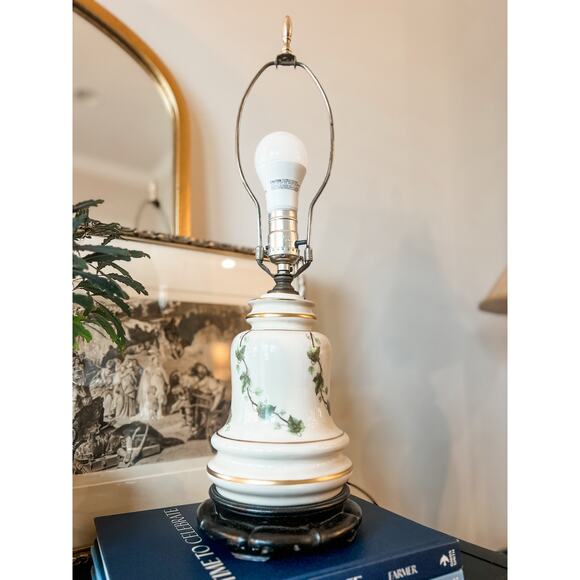 Vintage Porcelain Table Lamp with Ivy Garland Design – Classic Elegance - Picture 4 of 6